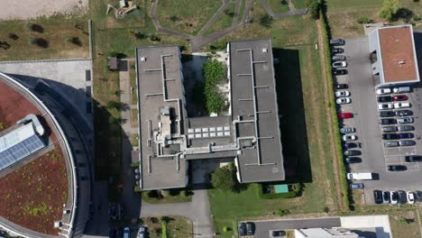 Static-top-down-view-of-an-elderly-care-home-with-an-exit-to-a-large-green-garden