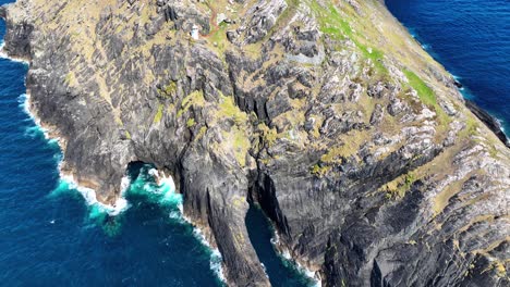 Irlands-Epische-Orte-West-Cork,-Sheep&#39;s-Head-Lighthouse,-Meereshöhlen,-Hoher-Wellengang,-Dramatische-Ausblicke-Auf-Den-Wild-Atlantic-Way