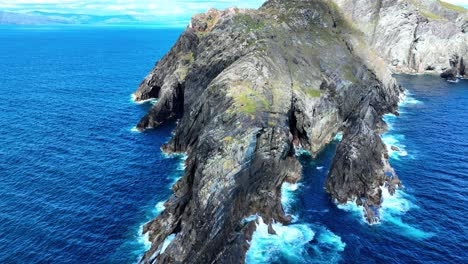 Lugares-épicos-De-Irlanda-Península-De-Sheeps-Head,-Oleaje-Salvaje,-Cuevas-Marinas-Y-Faros-En-Un-Paisaje-Espectacular