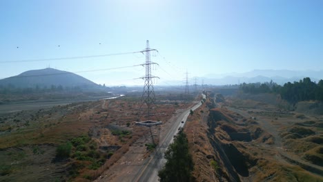 Hochspannungsmasten-An-Den-Ufern-Des-Maipo,-In-Der-Gemeinde-Buin,-Chile