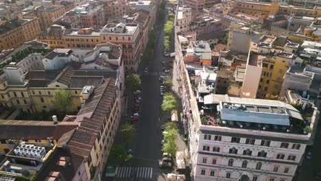 Drone-Cinematográfico-Filmado-Sobre-Una-Calle-Típica-En-El-Centro-De-Roma,-Italia