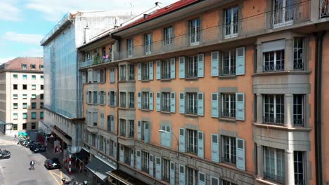 Jib-up-of-the-facade-of-an-old-apartment-building-in-Geneva,-Switzerland-on-a-sunny-summer-day