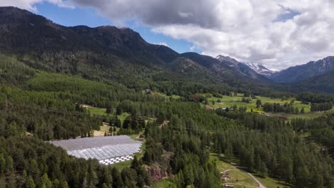 Paneles-Solares-Moviéndose-Con-Orientación-Solar-En-Un-Valle.