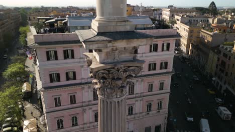 Un-Dron-Asciende-Para-Revelar-La-Columna-De-La-Paz-En-La-Basílica-Papal-De-Santa-María-La-Mayor