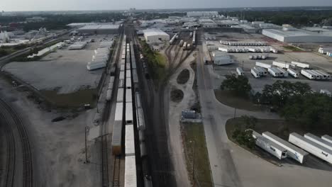 Vista-Aérea-De-Vías-Férreas-Y-Remolques-En-Un-Patio-Abandonado-En-Florida