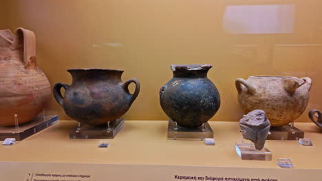 Stoa-De-Attalos-Colección-De-Cerámica-Antigua-En-El-Museo-Del-ágora-Antigua