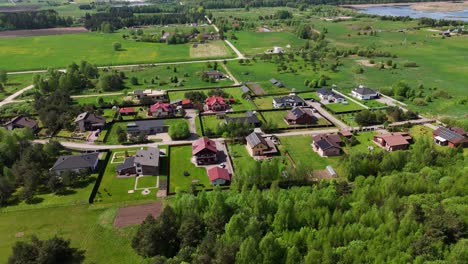 Charmantes-Vorortviertel-Mit-Privathäusern-In-Der-Grünen-Landschaft-Litauens