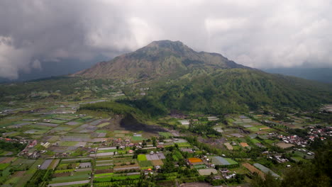 Nubes-Sobre-El-Monte-Batur-O-Gunung-Batur,-Volcán-Activo-En-La-Isla-De-Bali,-Indonesia