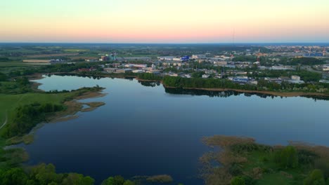 Sonnenaufgang,-Blick-Auf-Den-See-Und-Das-Industriegebiet-Der-Stadt