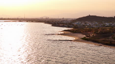 Fiesta-En-La-Playa-Al-Atardecer-En-Phan-Thiet,-Vietnam