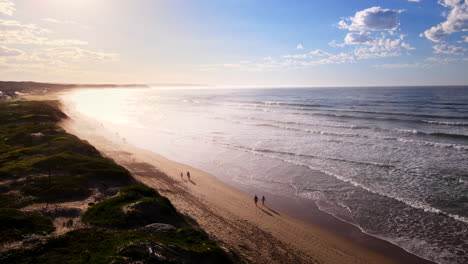 Reisende-Spazieren-Bei-Sonnenaufgang-Am-Mit-Der-Blauen-Flagge-Ausgezeichneten-Strand-Von-Lappiesbaai-In-Stilbaai