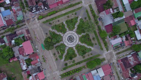 breathtaking-bird's-eye-view-of-the-Main-Square-of-Puerto-Maldonado,-with-its-iconic-palm-tree-structure-and-the-hustle-and-bustle-of-vehicles-turning