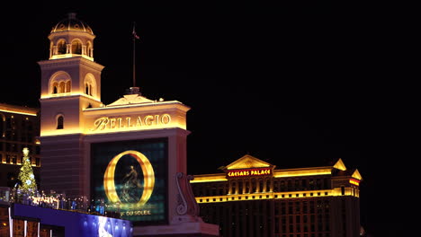 Las-Vegas,-Estados-Unidos,-Hoteles-Y-Casinos-Bellagio-Y-Caesars-Palace-Iluminados-Por-La-Noche