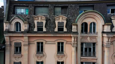 Luftaufnahme-Der-Wunderschönen-Fassaden-Historischer-Gebäude-Im-Stadtzentrum-Von-Genf,-Schweiz-An-Einem-Sonnigen-Sommertag