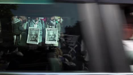 Los-Manifestantes-Forman-Una-Fila-Con-Carteles-Alrededor-Del-Cuello-Que-Representan-A-Julian-Assange-Y-Que-Dicen:-“Liberen-A-Assange”-Frente-A-Los-Tribunales-Reales-De-Justicia.