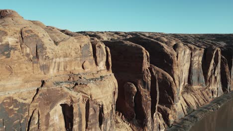 Gigantic-sandstone-cliffs-in-canyon-in-Utah,-USA