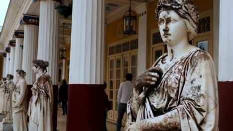 Grecia,-Corfú:-El-Vídeo-Presenta-Estatuas-De-La-Mitología-Griega-Antigua-En-El-Palacio-De-Aquiles,-Enfatizando-Su-Detallada-Artesanía-E-Importancia-Cultural.