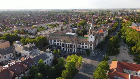 Aerial-establishing-view-over-city-hall-building-in-Kiskunfelegyhaza,-Hungary