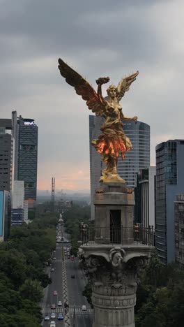 Nahaufnahme-Einer-Vertikalen-Drohnenaufnahme-Des-Denkmals-Des-Engels-Der-Unabhängigkeit-Auf-Der-Reforma-Avenue