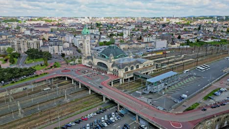 Bahnhof-Limoges-Benedictins,-Frankreich.-Vorwärts-Aufsteigende-Und-Nach-Unten-Kippende-Antenne