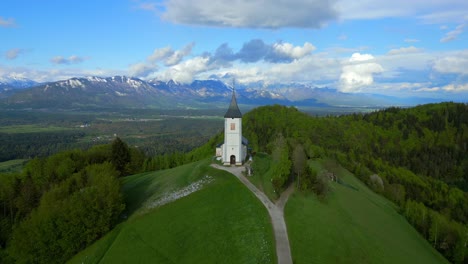 Flug-über-Die-Kirche-Von-Jamnik-In-Slowenien-Offenbart-Eine-Wunderschöne-Alpenlandschaft