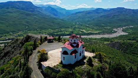 Famoso-Monasterio-En-La-Cima-De-La-Montaña-Meteora,-Hermoso-Panorama-Del-Paisaje-Griego