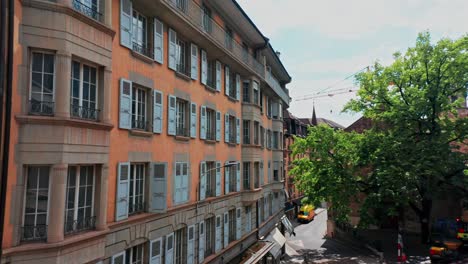 Schöner-Ausleger-Aus-Fensterreihen-In-Der-Fassade-Eines-Historischen-Wohnhauses