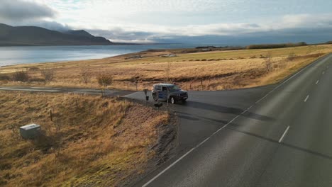 Toma-De-Drone-De-Un-Automóvil-En-Llanuras-Y-Carreteras-En-Islandia-Durante-El-Invierno