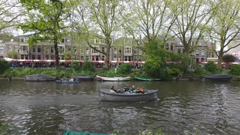 Die-Menschen-Genießen-Bootsfahrten-Auf-Einem-Kanal-Während-Der-Königstagsfeier-In-Utrecht