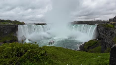 Horse-Shoe-Falls-An-Den-Niagarafällen-In-Kanada,-Mit-Blick-Auf-Ein-Boot-Auf-Dem-Fluss-Direkt-Vor-Den-Wasserfällen