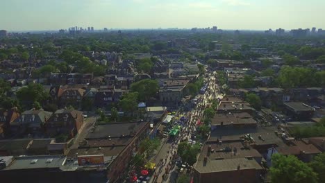 Geschmack-Von-Italien-Entlang-Der-College-Street-In-Toronto-Mit-Blick-Auf-Die-Stadtlandschaft-Aus-Einer-Drohnen-Dolly-Aufnahme,-Kanada