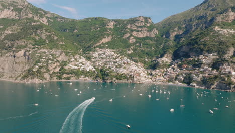 Wunderschöner-Panoramablick-Auf-Die-Bucht-Von-Positano-An-Der-Italienischen-Amalfiküste-An-Einem-Sonnigen-Tag