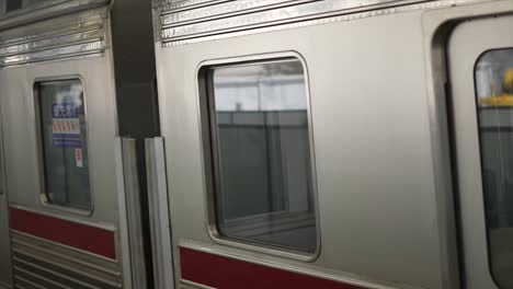 Der-Nahverkehrszug-Kommt-Am-Bahnsteig-In-Japan,-Tokio-An