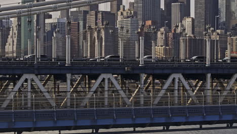 NYC-New-York-Luftaufnahme-V425,-Vergrößerte-Nahaufnahme,-Kamerafahrt-Einer-Drohne,-Die-Entlang-Der-Manhattan-Bridge-Fliegt,-Mit-Dicht-Besiedelter-Innenstadtlandschaft-Im-Hintergrund-–-Aufgenommen-Mit-Mavic-3-Pro-Cine-–-September-2023