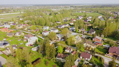 Grüne-Landschaft-Mit-Privathäusern,-Luftaufnahme-Einer-Drohne-Aus-Der-Umlaufbahn