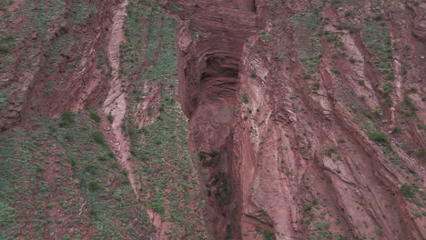 Felsformation-Durch-Erosion-In-Rötlichem-Stein,-Teufelsschlund,-Geologisches-Tourismusgebiet-In-Salta,-Argentinien