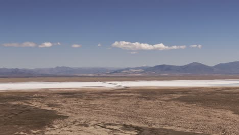 Inclinación-Descendente-De-Drones-Aéreos-Que-Supervisan-Las-Salinas-Grandes-De-Las-Provincias-De-Jujuy-Y-Salta,-Argentina