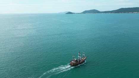 Touristenpiratenschiff-Von-Canasvieiras,-Florianópolis,-Brasilien