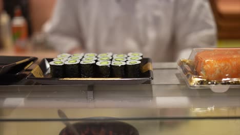 Preparación-De-Sushi,-Itamae,-Restaurante-Japonés-Genuino-En-Japón,-Preparación-De-Sushi,-Maestro-De-Sushi