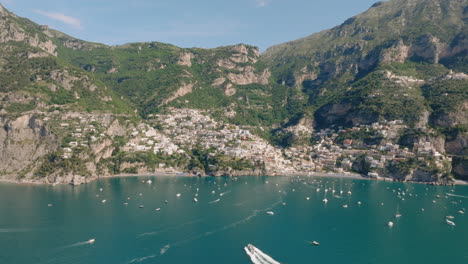 Atemberaubende-Luftaufnahme-Des-Dorfes-Positano-An-Der-Italienischen-Amalfiküste-An-Einem-Sonnigen-Tag