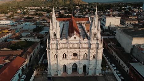 Video-Drone-De-La-Catedral-De-Estilo-Neogótico-Ubicada-En-La-Ciudad-De-Santa-Ana,-El-Salvador.