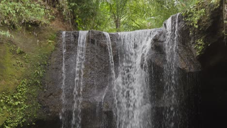 Suwat-Wasserfall-Kaskaden-Im-Regenwald-In-Der-Nähe-Von-Ubud-Auf-Bali,-Indonesien