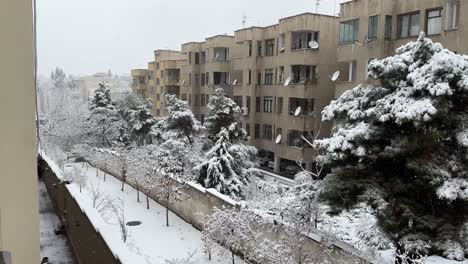 Starker-Schneefall-Im-Nahen-Osten-Die-Stadtlandschaft-In-Teheran-Urbaner-Winter-Backsteingebäude-Kalte-Jahreszeit-Große-Innenstadt-Im-Iran-Menschenleben-Straßenansicht-Wunderbare-Landschaft-Des-Turmwolkenkratzerbaus