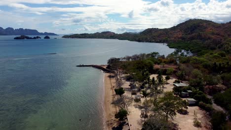 Philippinen,-Coron:-Das-Video-Fängt-Eine-Luftperspektive-Eines-Der-Schönsten-Strände-Der-Insel-Coron-Ein,-Wo-Sand,-Meer-Und-Himmel-An-Einem-Fantastischen-Tag-Voller-Freude-Zusammenkommen