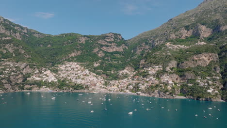 Luftaufnahme:-Langsames-Schwenken-Einer-Panorama-Drohne-Von-Positano-An-Der-Italienischen-Amalfiküste-An-Einem-Sonnigen-Tag