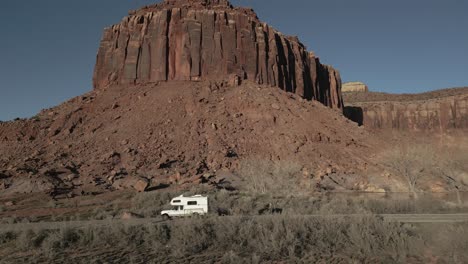 Wohnmobil-Fährt-Auf-Dem-Park-Highway-Im-Klettergebiet-Indian-Creek-In-Utah,-USA