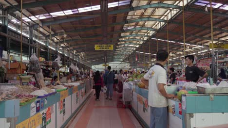 Geschäftiger-Indonesischer-Indoor-Markt-Mit-Menschen,-Die-Frische-Produkte-Und-Waren-Einkaufen