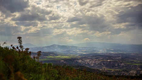 Timelapse-Panorámico-De-La-Campiña-Griega-Y-Las-Montañas,-Rayos-De-Sol-A-Través-De-Las-Nubes