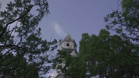 Weiße-Wolken-Ziehen-Schnell-An-Der-Spitze-Des-Turms-Vorbei