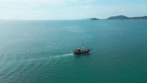 Das-Touristische-Piratenschiff-Von-Canasvieiras-Florianópolis,-Brasilien